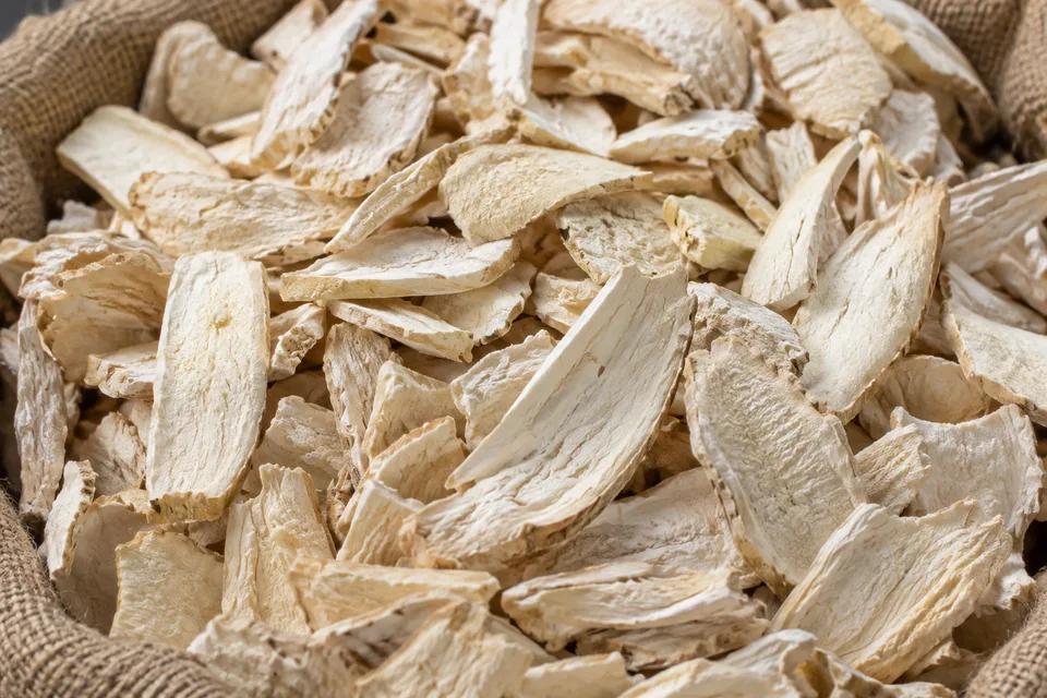 Representative dry cassava chips image.